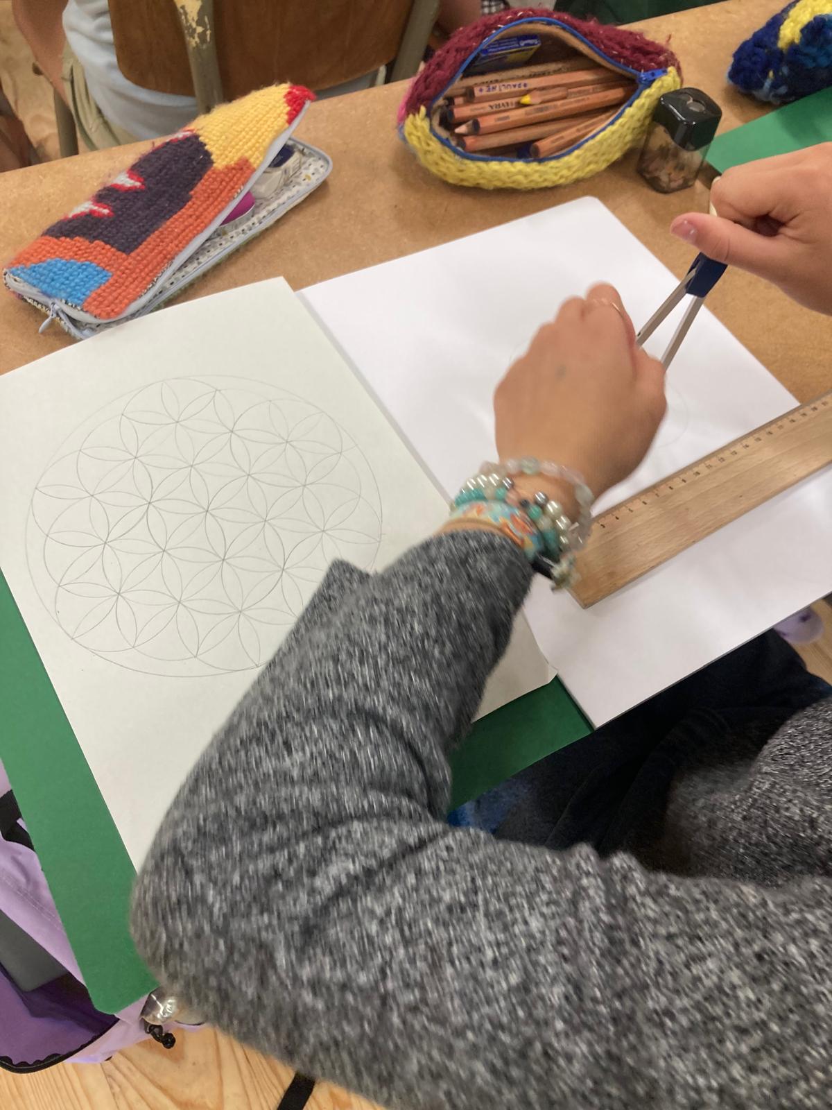Un cahier de géométrie illustré à la main : la fleur de vie tracée au compas